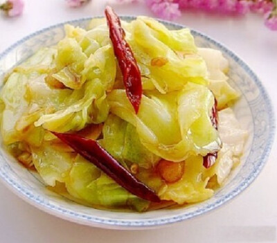 【手撕包菜】食材：卷心菜，花生油，盐，醋，生抽，水淀粉，白糖，蒜，朝天椒。制作：1、包菜用手撕成碎片、洗净、沥干水。2、将所有配料调成一碗酱汁。3、锅烧热，倒入油，加热至十成热，把包菜放进去快速翻炒，不…