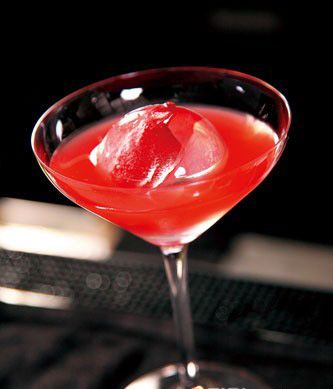 魅力马天尼 The Glamour Martini 【材 料】：伏特加1.5份、樱桃白兰地1/2份、红橙汁2份、青柠汁1.5份、橙子旋花1朵 【制 法】：将全部材料倒入盛有冰块的摇酒器中摇和均匀后过滤至冰镇马天尼杯中，用橙子旋花装饰