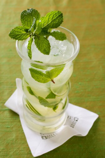 莫吉托 Mojito 【材 料】：白朗姆酒2.5份、薄荷叶8片、青柠半个、甘蔗糖2茶匙、苏打水适量 【制 法】：在一只海波杯的底部将薄荷叶、青柠和糖一起捣烂，加满碎冰，再加入朗姆酒，搅拌。用苏打水充满酒杯，以薄荷叶装饰。