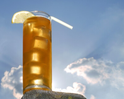 长岛冰茶 Long Island Iced Tea 【材 料】：辛辣金酒15毫升，朗姆酒15毫升，伏特加15毫升，龙舌兰酒15毫升，橘橙酒5毫升，柠檬汁30毫升，砂糖2茶勺，可乐补足剩余，柠檬片1片 【制 法】：①将除可乐外的所有材料…