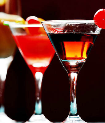 曼哈顿 Manhattan Cocktail 【材 料】：辛辣威士忌2/3/甜味苦艾酒1/3/红樱桃1个 【制 法】：(1)除红樱桃外，其他材料都倒入调酒杯中调和。(2)调和好后将酒倒入鸡尾酒杯