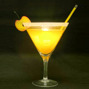 白兰地1/3，橘橙酒1/3，柠檬汁1/3便可调配成此酒。这款鸡尾酒是以第一次世界大战时活跃在战场上的军用边斗车命名。边车本是一种可载人或载物、侧面带有马达的交通工具。专业调酒师在酒吧内一听到边车的声音，就会嘟哝说“是边车吧”，于是他们就将正在调和的鸡尾酒取名为“边车”。    　　另一种说法则是此款鸡尾酒是由巴黎哈丽兹-纽约酒吧的专业调酒师哈丽--马克路波于1933年创作的。    　　此款鸡尾酒无论男女都爱饮用，最近人们倾向于饮用辛辣口味的。