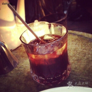 黑俄罗斯    Black Russian 材料： 伏特加 1.5盎司  咖啡利口酒 3／4盎司  制法：在阔口矮型老式杯中加入冰块，注入酒，轻轻搅匀即可，这种酒味美芬芳，饮后能增加精神，宜餐后与咖啡共进。