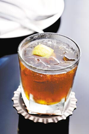 墨西哥可乐 　　[主体：龙舌兰酒、可乐] 　　材料：3/10龙舌兰酒、7/10可乐、一个青柠檬 　　做法：将青柠檬切成1/4，然后在杯中用搅拌棒将其捣成糊状，加入砂冰，倒入龙舌兰酒和可乐，小心地混合。 可乐加上龙舌兰酒和青柠檬就变成了“墨西哥可乐”，在墨西哥，这种鸡尾酒被称作“黑马”。因为酒体呈现酷酷的黑色，更适合晚上饮用，口感相当清爽和惬意。