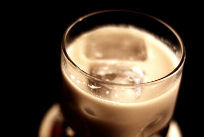 White Russian【材料】伏特加40毫升、咖啡利口酒20毫升、鲜奶油适量【制法】将伏特加和咖啡利口酒注入盛有冰块的古典式酒杯中调匀从上面轻轻地淋入鲜奶油使其浮于表面。这款鸡尾酒有加了牛奶的冰咖啡味道