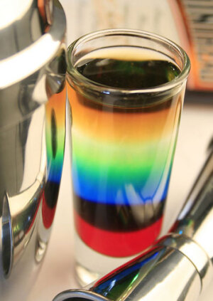 七色彩虹 材料：山多利石榴糖浆---------1/6 汉密士瓜类利口酒-------1/6                         汉密士紫罗兰酒---------1/6                                                                 汉密士白色薄荷酒-------1/6 汉密士蓝色薄荷酒-------1/6 山多利白兰地-----------1/6 制作做方法：依序将配方慢慢倒入杯中