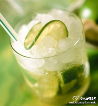 【 Caiprosca】材料：伏特加60毫升、切碎的柳橙1/2个、砂糖3茶匙 制法：将材料注入盛有碎冰的酒杯插入长勺.这款鸡尾酒要一边用长勺捣碎柳橙一边饮用。加上切碎的柳橙的清香以及3勺砂糖发出微微的甜味是喝起来很爽快的一款餐前酒~~