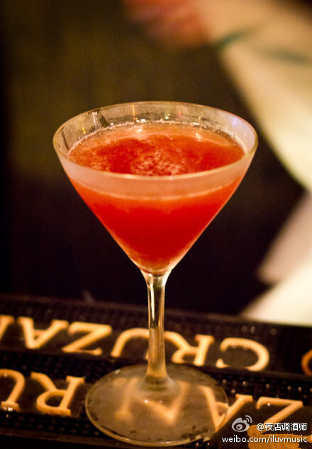 【碧血黄沙Blood And Sand】烘托出了热情而危险的气氛~其同名电影，叙述年轻斗牛士波澜起伏的一生~材料：威士忌15毫升、甜味美思15毫升、樱桃白兰地15毫升、橙汁15毫升、甜味樱桃1颗 制作：将材料和冰放入调酒壶，摇匀注入酒杯，酒签剌甜味樱桃沉底装饰~~