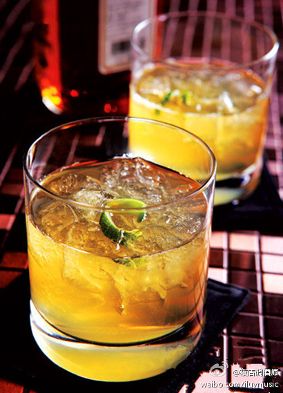 柠檬汁30毫升,姜汁汽水补足剩余 制法:(1)在坦布勒杯中加入辛辣金酒