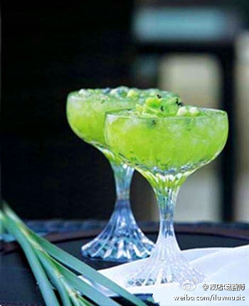 【百果之王Kiwi Sour】原料：30ml42 Below Kiwifruit伏特加新鲜猕猴桃1粒2粒柠檬挤压取汁3片罗勒叶1汤匙褐糖 制作：将罗勒叶切成碎段，同新鲜柠檬汁、褐糖与伏特加一同放入酒壶中，加入冰块摇匀。在鸡尾酒杯中加入捣碎的冰块，入杯，辅以猕猴桃碎粒即可~~