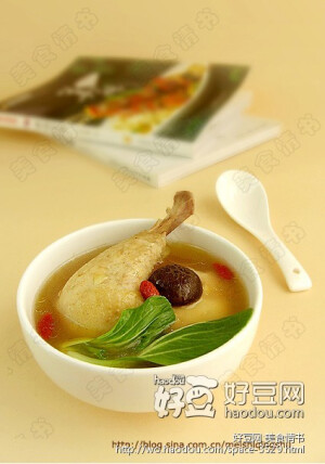 香菇鸡汤 1.买来的整鸡已经是清理过内脏的了，冲洗干净后，斩去鸡的头部和尾部，在尾部体内有很厚的左右两片脂肪，也要去掉，鸡脖子上的淋巴也去掉；把自己喜欢的蘑菇洗净，切块备用；红枣和枸杞洗净，放入温水中浸泡一会备用。  2.在锅中注入足够量的清水，冷水下入整鸡，大火煮滚后捞去浮沫，放入姜片、泡过的红枣和枸杞，还有香菇。你用的是干香菇吗，那泡香菇的水不如一起倒进汤中煮，香味更浓，这样的话可得仔细清洗香菇。  3.柴鸡、乌鸡的话小火煮2小时，三黄鸡1个小时足以了，喝前撒些盐调料即可。
