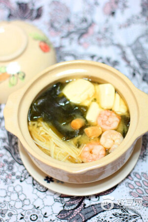 味增汤步骤  1.裙带菜浸泡开后洗净。 2.金针菇切去脏的部分，洗净备用。3.干贝提前浸泡。 4.虾仁去虾线，洗净备用。 5.盒豆腐切块备用。 6.锅中放入适量的水，倒入泡好的干贝和干贝水。7.待水开后放入一勺味增酱。 8.用勺子将味增酱搅拌开。  9.放入裙带菜。 10.豆腐。 11.金针菇。12.适量的盐和鸡精。13.煮大约10分钟放入虾仁，煮至变色即可。