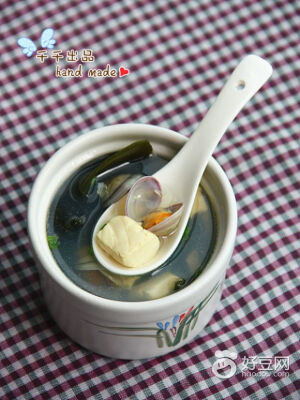 蛤蜊海带豆腐汤 1.蛤蜊泡在清水中，加一小勺盐，滴几滴食用油，养1个小时，让蛤蜊吐出泥沙，洗净捞出。  2.海带结冲洗干净在清水里泡会儿。  3.豆腐切成小块。  4.姜切姜丝。  5.葱切葱花。  6.锅中注入清水，放入少许姜丝，把海带结放入煮开后转小火煮10分钟。  7.将豆腐放入锅中。  8.和海带一起小火煮两三分钟。  9.蛤蜊放入锅中，煮至开口。  10.调适量的盐。  11.放少量胡椒粉，撒葱花出锅即可