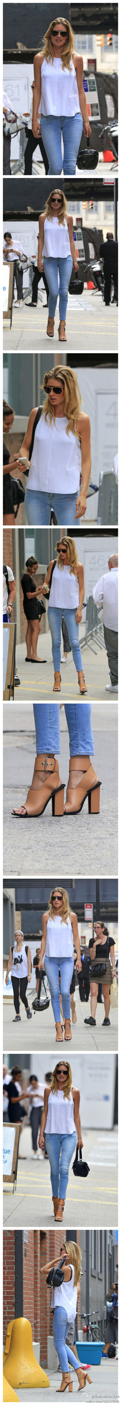 #模特街拍#—— #Doutzen Kroes# keeps a close eye on her iPhone as she walks around the Meatpacking district in New York。 2013.07.09 HQ（#高清组图#）