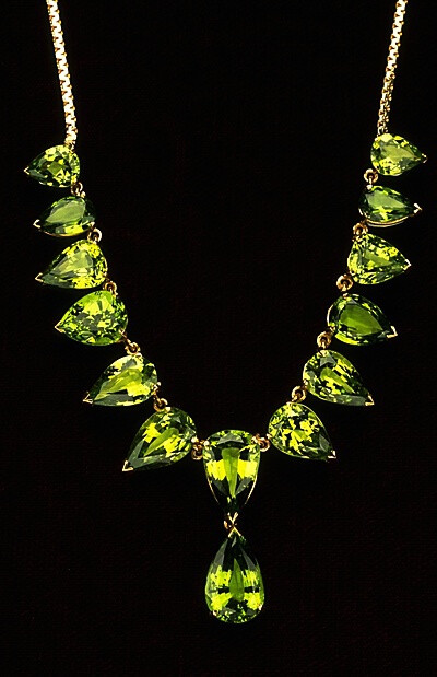 非常罕有 The yellow gold necklace is set with 14 pear-shaped faceted tsavorite garnets (rare and very prized brilliant green). They have a total weight of 30.79 carats and are a beautiful medium yellowish-green color.