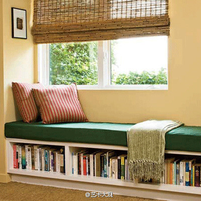 简单类似飘窗的书柜，舒服又实用。