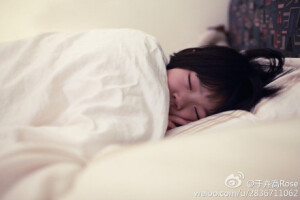 不意外的，在打雷的深夜裡，喬喬紅著眼眶來敲了我的房門...... 今夜我不會要妳勇敢自己睡，就跟我一起睡吧