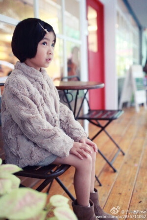 中午11點多，坐在咖啡店門口在等著開門的喬喬，看著飄雨的天空自己哼著歌