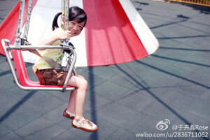 喬喬終於達到身高100cm的門檻，第一次可以搭乘兒童育樂中心的輻射飛椅，飛在空中開心的模樣。喬爸我坐在她旁邊的位置陪伴有點緊張的她，也拍照記錄下這張照片。 這個深夜看著這張照片，彷彿看到她用充滿開心笑容的眼睛對我說：把鼻，有你在我就什麼都不怕了...