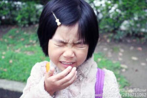 上學去的途中... 哈啾哈啾兩聲！哎呀呀～ 天氣多變大家也要注意呀 >"<