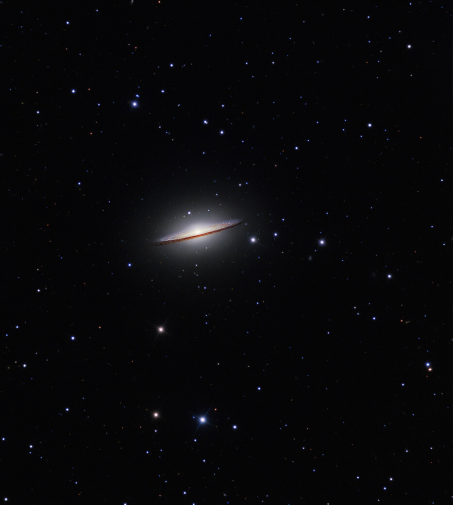 每日一天文图(Apod)，M104，草帽星系。草帽星系位在北天的室女座内，用小型望远镜就能看见这团五千万年老的光。