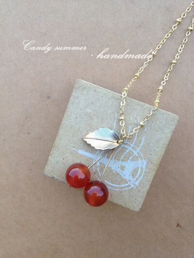 超萌，超有质感的一款樱桃吊坠喔~锁骨链长度，实在是超级可爱~原创设计叶子手工缠绕，不会耷拉下来，整体造型很nice~