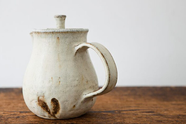 设计师 平野日奈子 的瓷器作品。