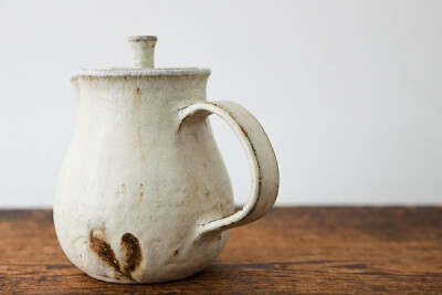 设计师 平野日奈子 的瓷器作品。