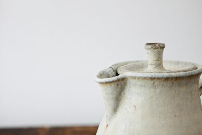 设计师 平野日奈子 的瓷器作品。