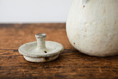 设计师 平野日奈子 的瓷器作品。