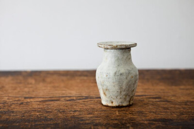 设计师 平野日奈子 的瓷器作品。