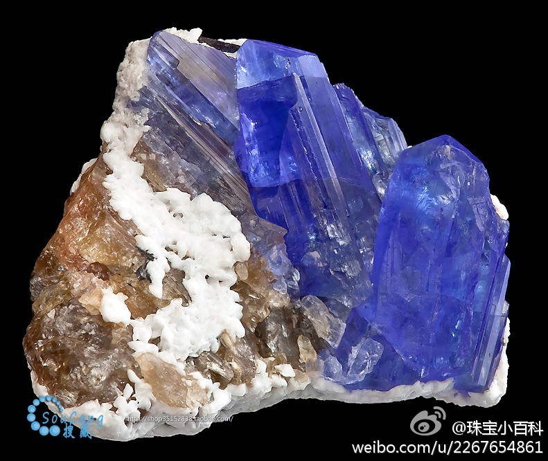 微缩版，雪山上的蓝色冰晶！夏日就要分享清凉系~PS：“蓝色冰晶”其实为坦桑石，而“雪山”则为方解石。该矿产自坦桑尼亚。