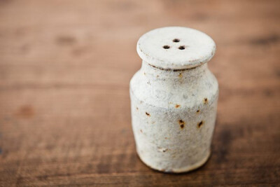 设计师 平野日奈子 的瓷器作品。