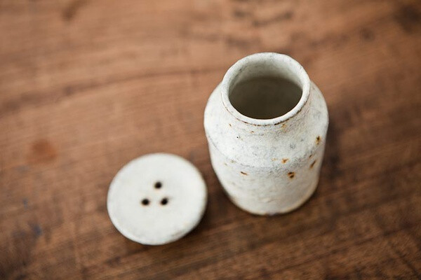 设计师 平野日奈子 的瓷器作品。