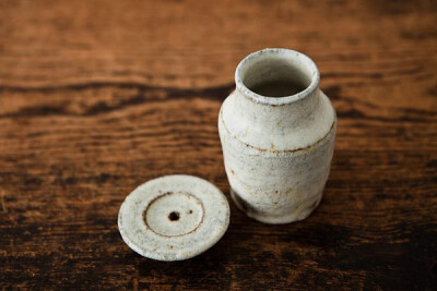 设计师 平野日奈子 的瓷器作品。