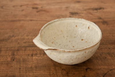 设计师 平野日奈子 的瓷器作品。