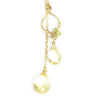 这款项链的独特之处是开口设计，两颗坠子套环形成叠加的效果，佩戴起来摇曳、动人。