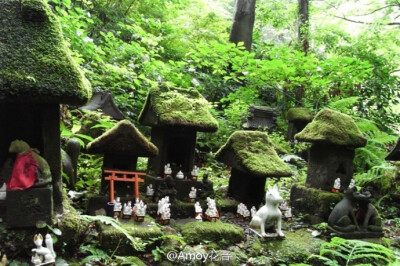 神社中的小雕像，日本鎌倉县佐助稲荷神社。很想知道为什么路两边会有这种小雕像，是代表小的神灵吗？来自 水たまり（日本）