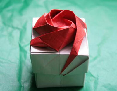韩式折纸玫瑰花盒子的图解教程教你如何制作出漂亮的折纸玫瑰盒子来。学习具体教程◆点击图片右侧的来源◆或者复制 www.zhidiy.com/zhimeigui/5849.html 就可以学习这个独特的折纸玫瑰花盒子。