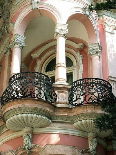 Majestic! Love pink details