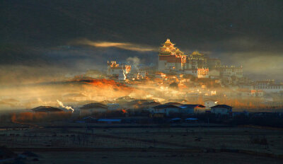作品：清晨，那一抹阳光-松赞林寺 | 作者：陆士德