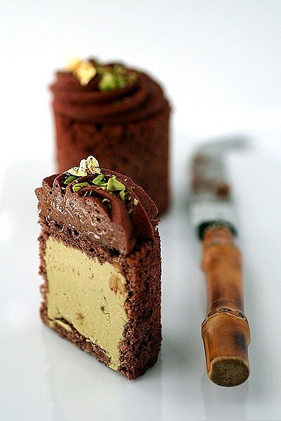 慕斯 chocolate and pistachio mousse cakes