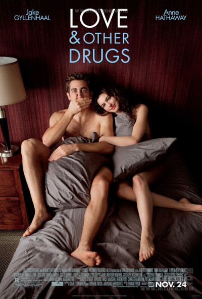 爱情与灵药Love and Other Drugs(2010)故事讲述甜美女孩玛姬（安妮·海瑟薇 饰）其实是一名帕金森症患者，原本打算“潇洒”过完余下生命的她却遇上了在女人中左右逢源的伟哥销售员杰米（杰克·吉伦哈尔 饰）。两人关系…