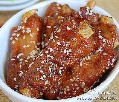 【五香排骨】1.排骨洗净,加料酒.糖.盐.五香粉.地瓜粉腌入味;2.3瓣蒜末.辣椒粉.酱油.香醋.糖.盐.水混匀成汁;3.油烧至7成热,中火将排骨炸至表面有点焦黄,捞起沥油;4.锅内留底油,入调味汁,加水大火煮开;5.炸过的排骨,改小火慢卤至排骨熟软入味,起锅时撒炒熟的白芝麻增香即可。