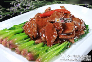 猪肝菠菜：猪肝切片，用清水冲去血沫，用少许盐、淀粉、料酒抓匀腌制；菠菜洗净；锅中烧水，点入少许油和盐，把菠菜焯一下，捞出沥干，装盘；起锅热油，爆香葱花，下入猪肝滑炒至变色，倒入适量蚝油翻炒，撒入蒜末炒匀，倒在菠菜上即可。