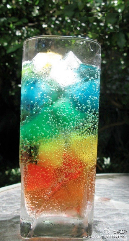 创意DIY轻松做彩虹饮料，先用果汁做成五颜六色的冰，然后再倒入雪碧或喜欢的饮料，这样就做好了~