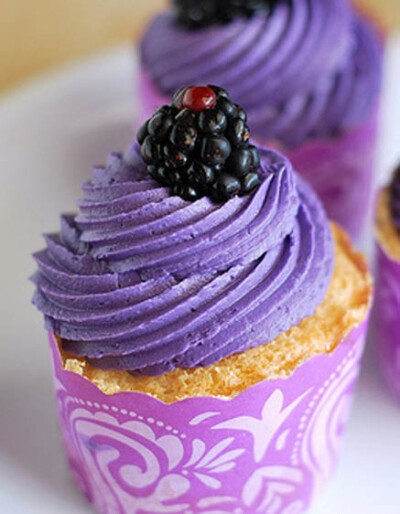 Angel Food Cupcakes with Blackberry Buttercream | :: Glorious Food :: #赏味期限#