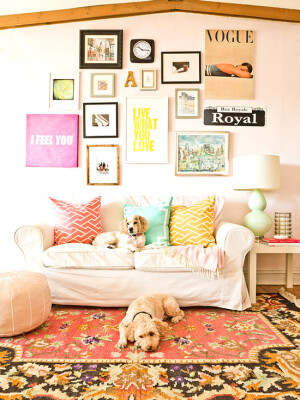 照片墙，白沙发，彩色垫子
