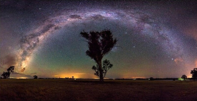 如果在黑夜里迷路，请抬头看天空，星空会呈现一条最绚烂的天空之桥。