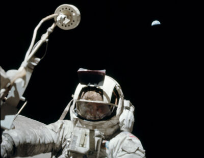 在1972年12月13日正在出舱时，阿波罗17号宇航员哈里森·施密特(Harrison Schmitt)凝望着月球车上的摄像头，而他头顶上的地球一目了然。